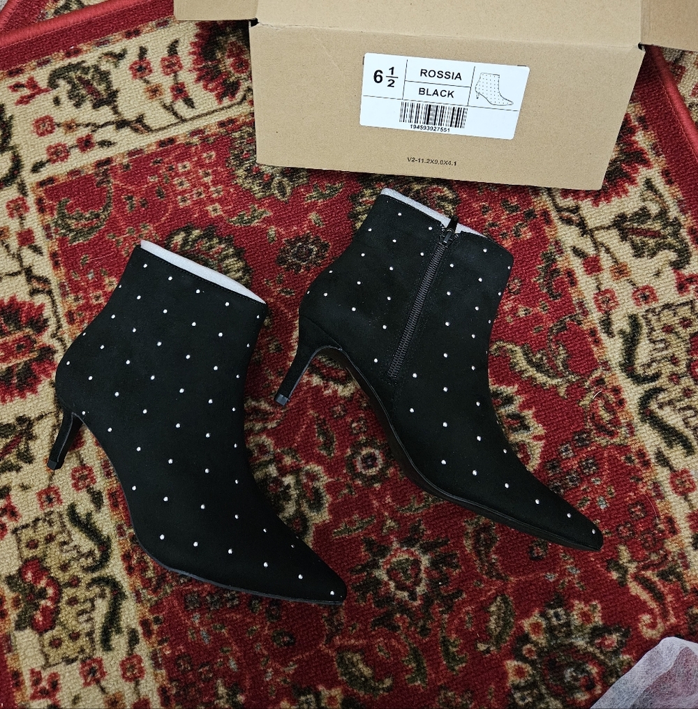 NWT ☆ Journee Ankle Boots, Size 6.5, Brand NEW!